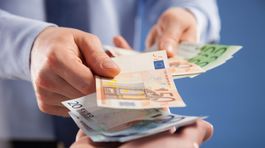  Dôchodcovia, pozor na pôžičky pred Vianocami. Dôchodok podlieha exekúcii