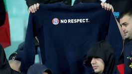 V Anglicku tímy po dohode opustili trávnik a nedohrali. Duel si zopakujú