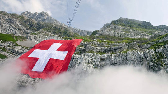 Vo Švajčiarku sa konajú parlamentné voľby. Očakáva sa prepad 