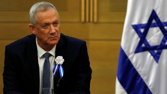 Netanjahu vrátil mandát na zostavenie vlády, poverenie dostane Ganc