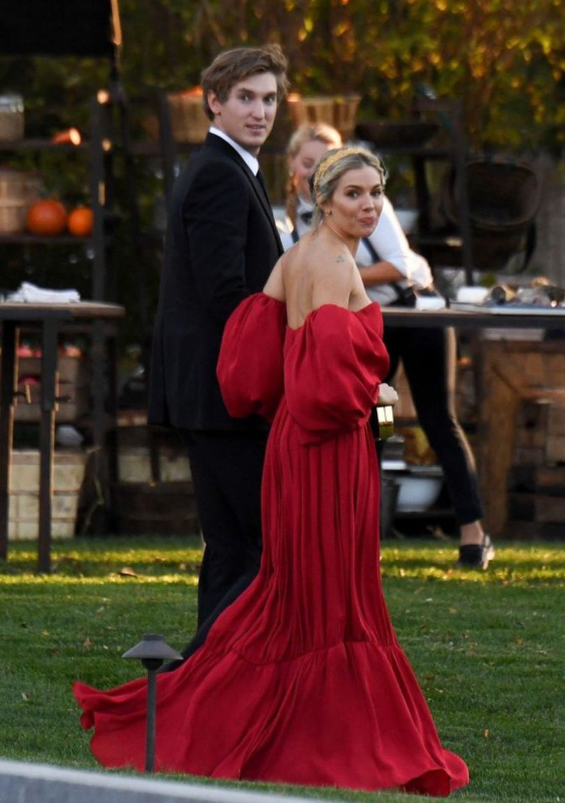 Sienna Miller prichádza na svadbu herečky...