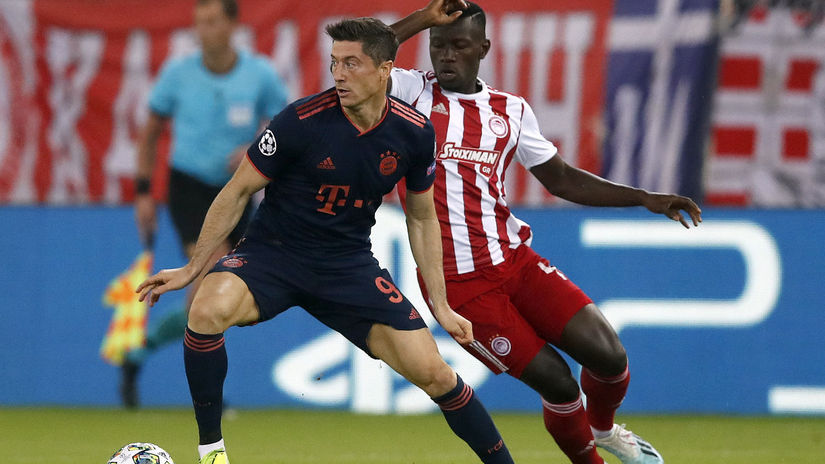 Hráč Bayernu Robert Lewandowski proti Madymu...