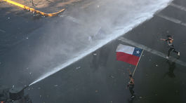 Počas protestov v Čile zahynulo už 13 osôb