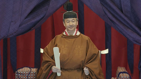 Japonský cisár Naruhito oficiálne zasadol na trón