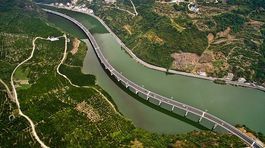 Čína - diaľnica nad riekou