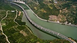 Čína - diaľnica nad riekou