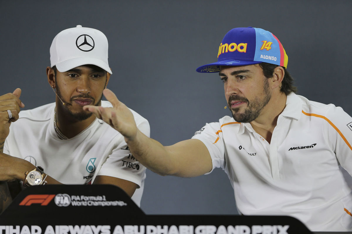 Fernando Alonso (vpravo) a Lewis Hamilton na...