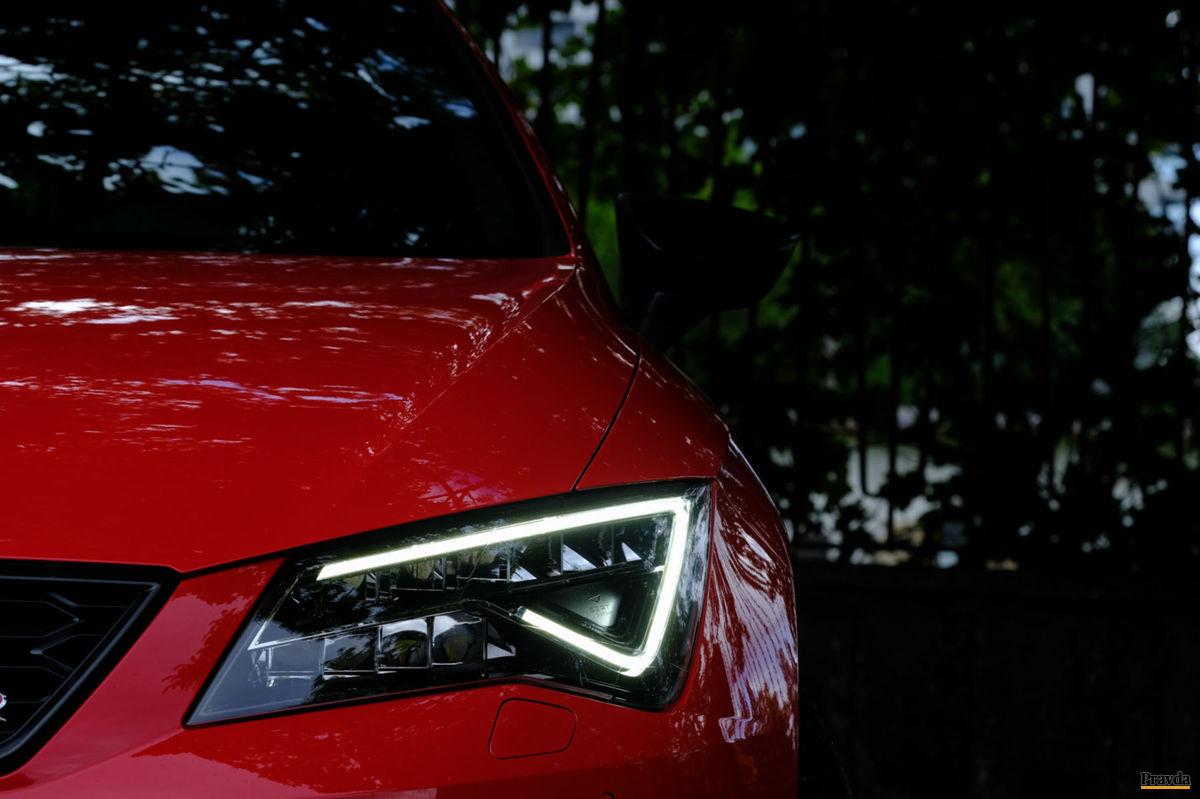 Automobil svieti LED technológiou cez deň aj v...