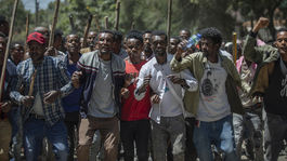 Pri protestoch proti premiérovi Ahmedovi zahynulo najmenej 16 ľudí