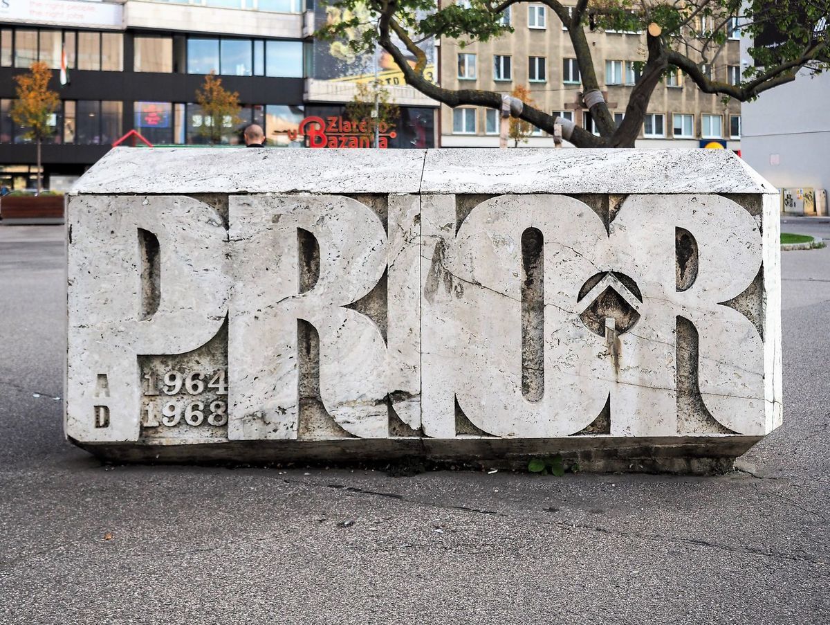 Kameň odkazujúci na dĺžku stavby prvej časti...