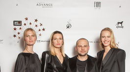 Dizajnér Marcel Holubec s triom známych modeliek - zľava: Denisa Dvončová, Barbora Brušková a Saša Gachulincová.  