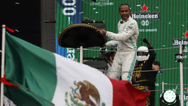 Hamilton ovládol Mexiko. No oslavy musia počkať 