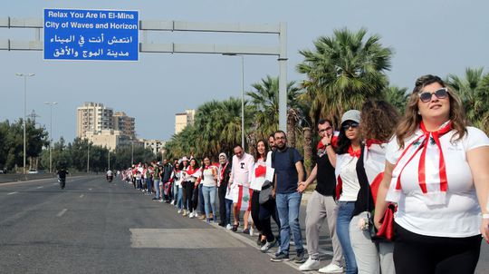 Tisíce Libanončanov vytvorilo ľudskú reťaz na podporu protivládnych protestov