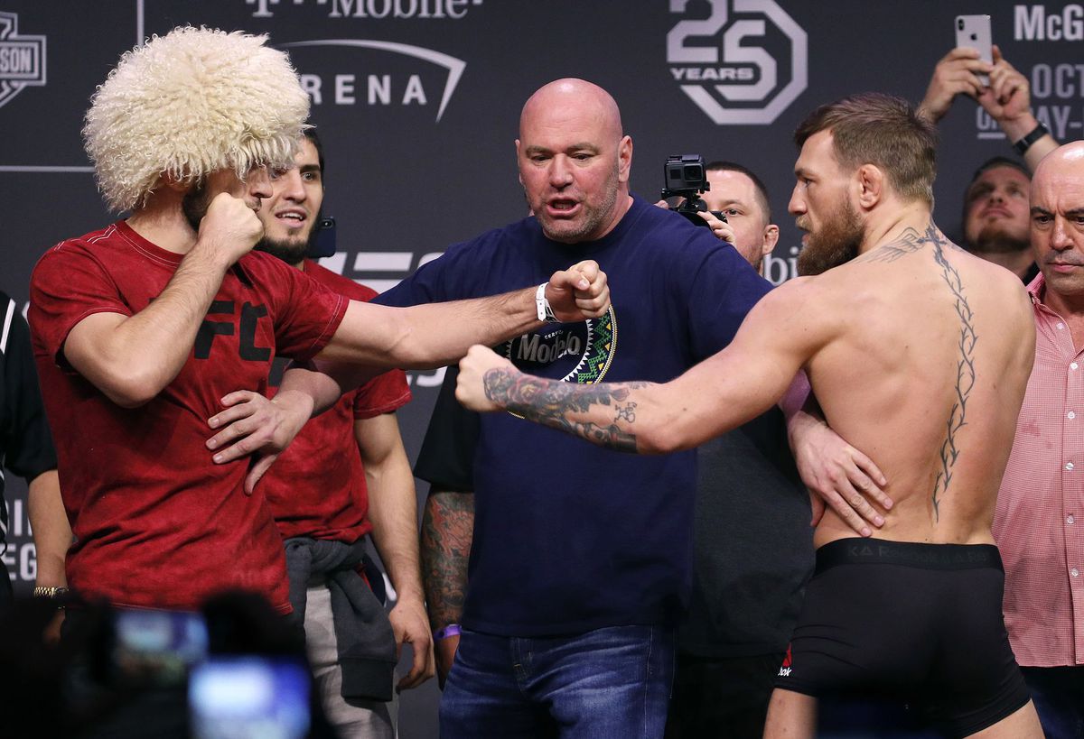 Chabib Nurmagomedov (vľavo) a Conor McGregor...