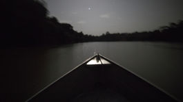 Žena sa stratila na šírom mori. Prežila vďaka cukríkom, čo mala v člne