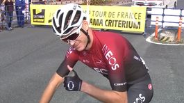 Tempo? Nanajvýš turistické. Froome si aj na bicykel pomáhal barlami