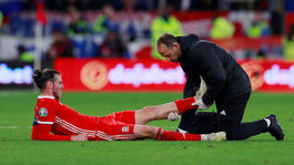 Bale spustil lavínu. Je zranený, ale nechce, aby sa o tom informovalo