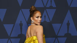 Herečka a speváčka Jennifer Lopez v kreácii Reem Acra. 