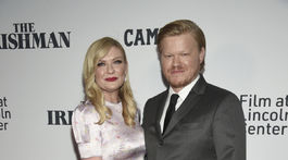 Herečka Kirsten Dunst a jej manžel Jesse Plemons. Dunst má na sebe šaty The Vampire´s Wife.
