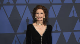 Herečka Sophia Loren si počas galavečera Governors Awards prevzala jednu z cien. 