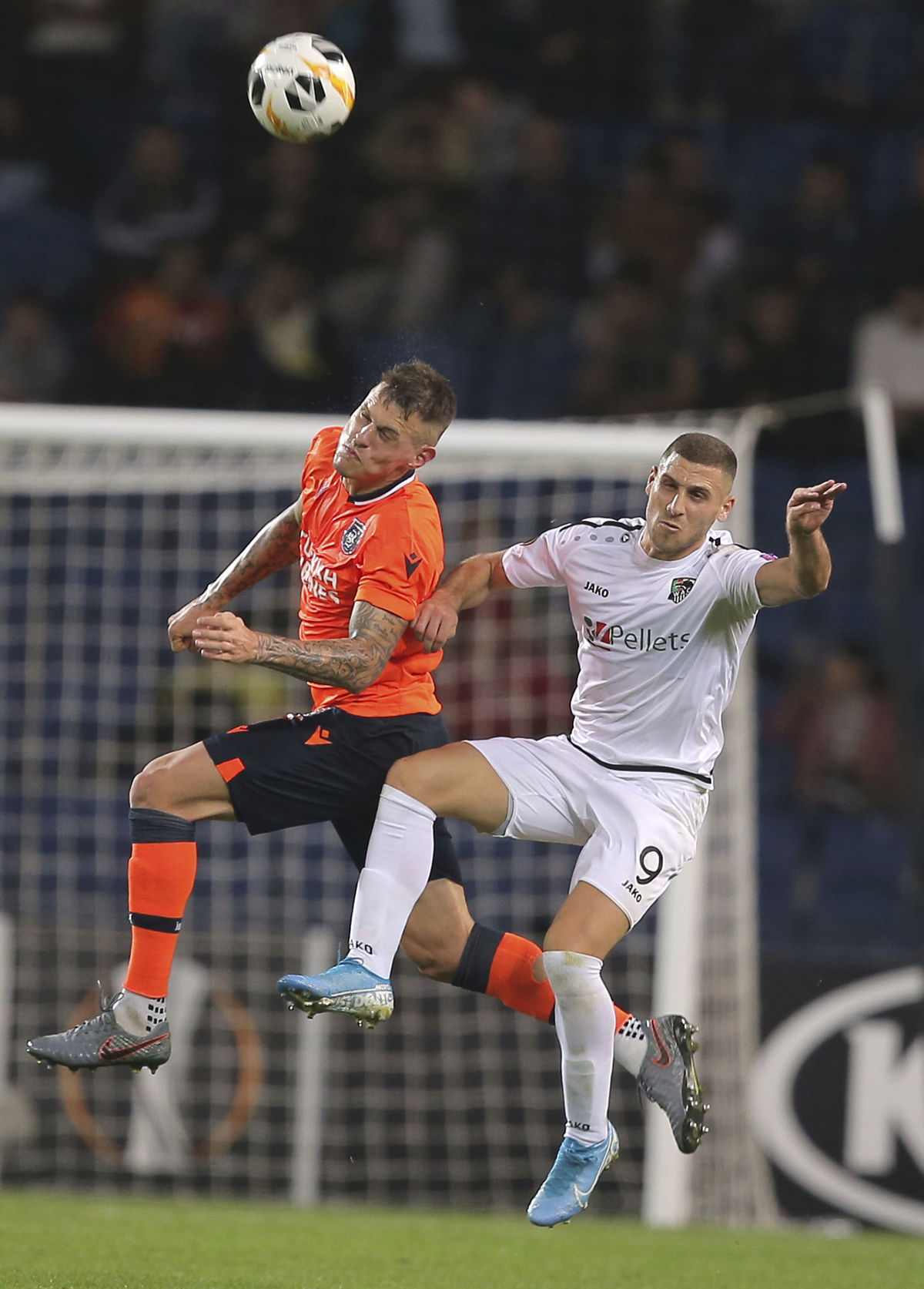 Martin Škrtel v drese Basaksehiru (vľavo).
