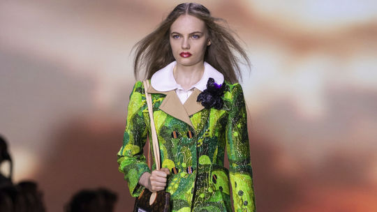 Modelka na prehliadke značky Louis Vuitton....