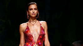 Modelka na prehliadke značky Versace, kolekcia Jar/Leto 2020. 