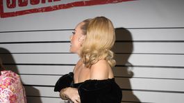 Adele v elastickom tope: Niet pochýb, zhodila desiatky kíl! A drukuje kolegyni