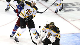 Chára s gólom a asistenciou, Halák vychytal triumf, návrat Cehlárika