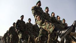 Pri útoku Talibanu v Afganistane zahynulo najmenej 20 vojakov
