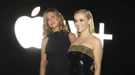 Herecké kolegyne Jennifer Aniston (vľavo) a Reese Witherspoon spoločne na premiére projektu, ktorý vznikol pod hlavičkou Apple TV+.
