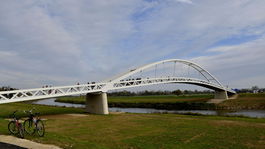 Po rokoch suchôt otvorili nový most cez Moravu. Pozrite si video