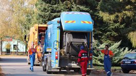 Špeciálne vozidlo umýva odpadkové kontajnery. Pozrite si video