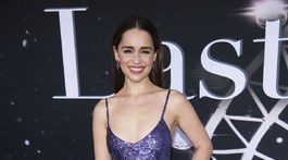 Herečka Emilia Clarke v kreácii Valentino Haute Couture vyzerala očarujúco. 