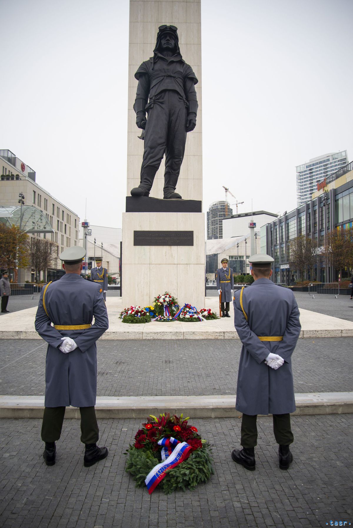 Čestná stráž OS SR pred pamätníkom Milana...