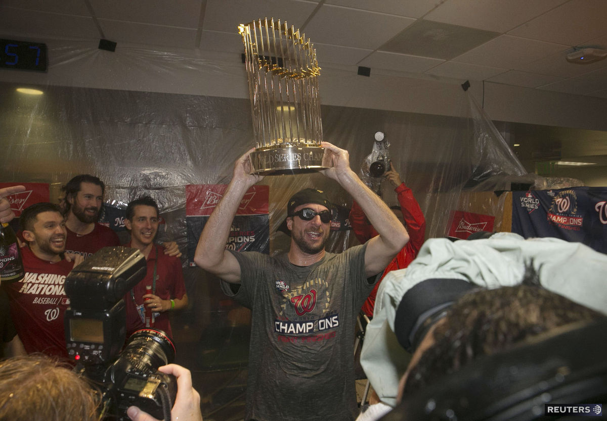 Max Scherzer z Washingtonu s víťaznou trofejou.