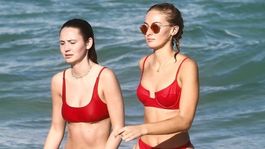 Len červená to môže byť! Vyzliekli sa do bikín a obe dokázali zažiariť... 