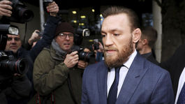 V bare napadol dedka. Súd udelil McGregorovi smiešny trest 