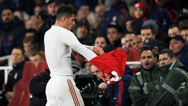 Drsné správy pre kapitána Arsenalu. Žene hrozili smrťou, dcére priali rakovinu