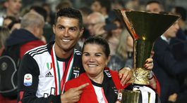 Ronaldova mama: Zlatú loptu získa môj syn. Ak do toho nezasiahne mafia