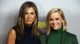 Herečky a producentky Jennifer Aniston (vľavo) a Reese Witherspoon predstavili v Londýne nový seriál z produkcie Apple TV+  - novinku The Morning Show.