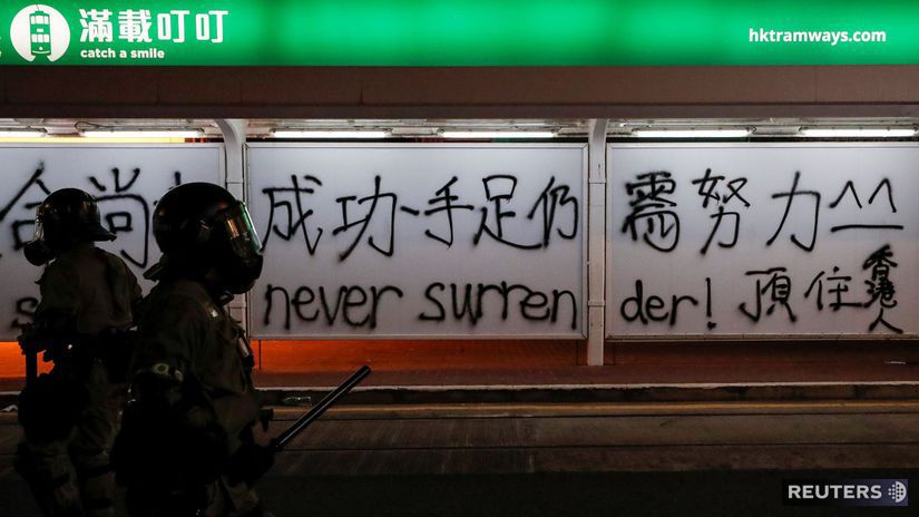 HONGKONG demonštracie grafity metro
