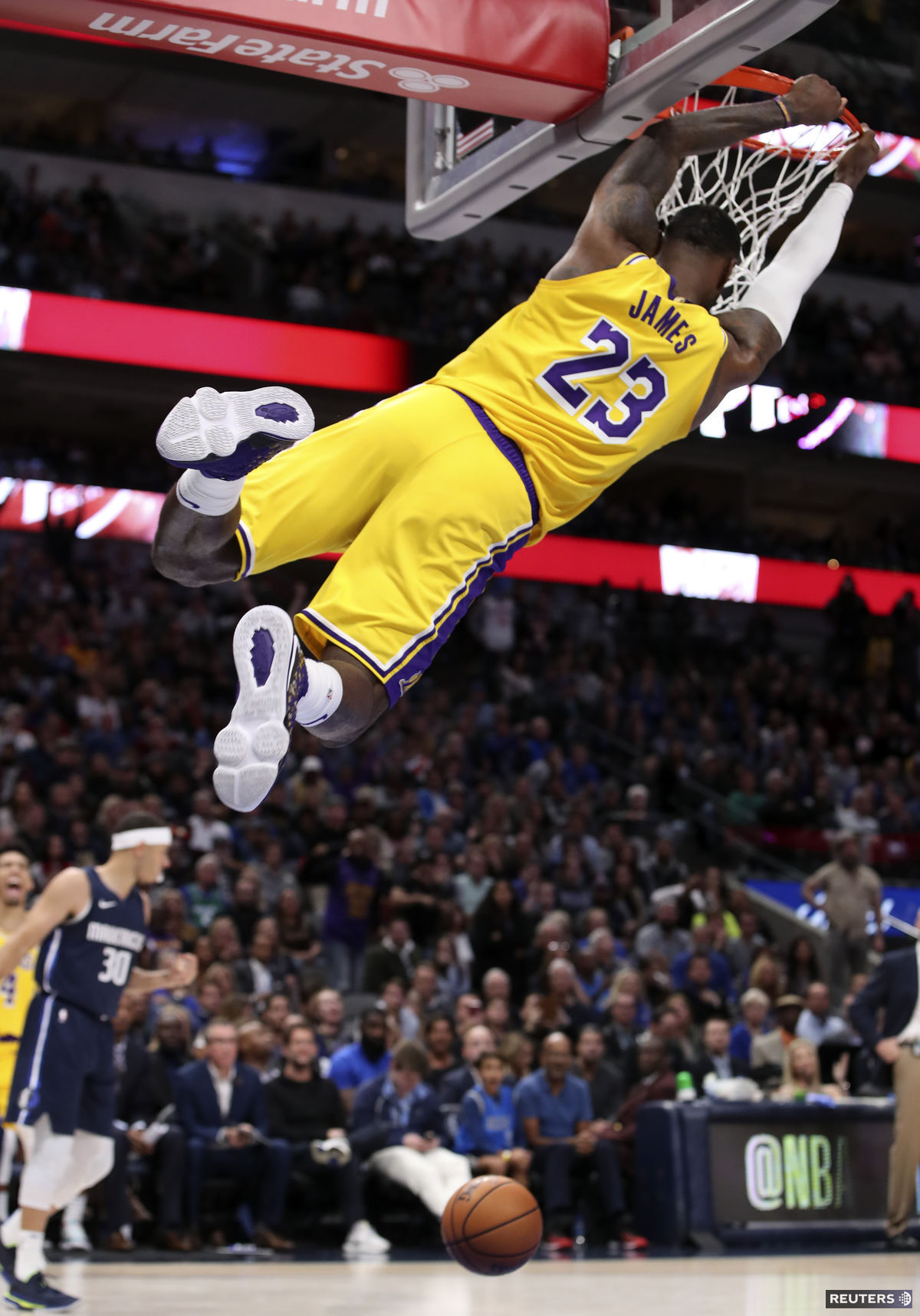 LeBron James efektne zakončuje akciu Lakers v...