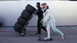 Schumacher je ako hora. Som stále len v základnom tábore, vraví Hamilton