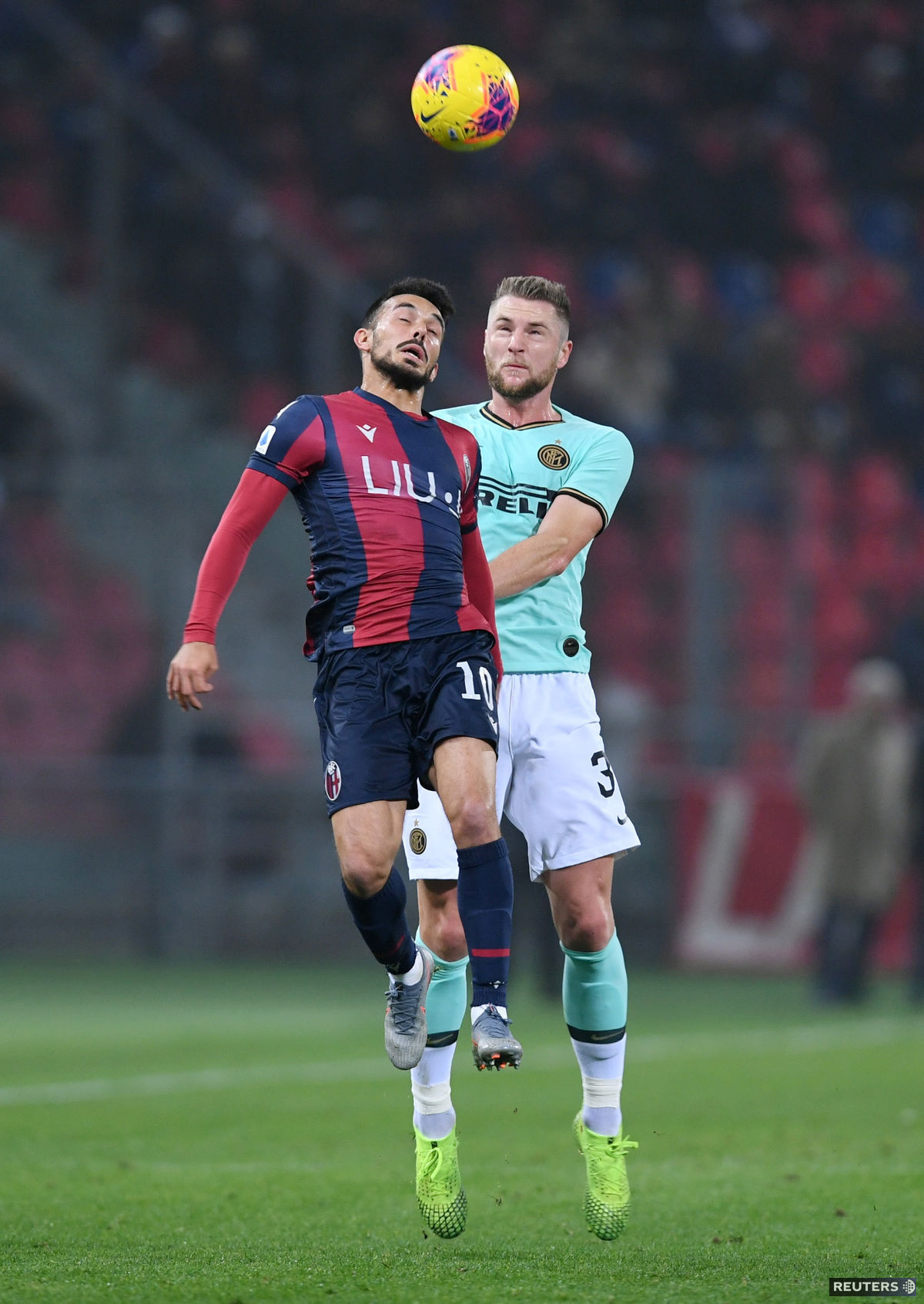Obranca Interu Milan Škriniar v hlavičkovom...