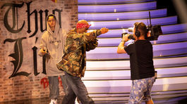 Modelka Saša Gachulincová ako raper Tupac Shakur (v strede) v šou Tvoja tvár znie povedome. 