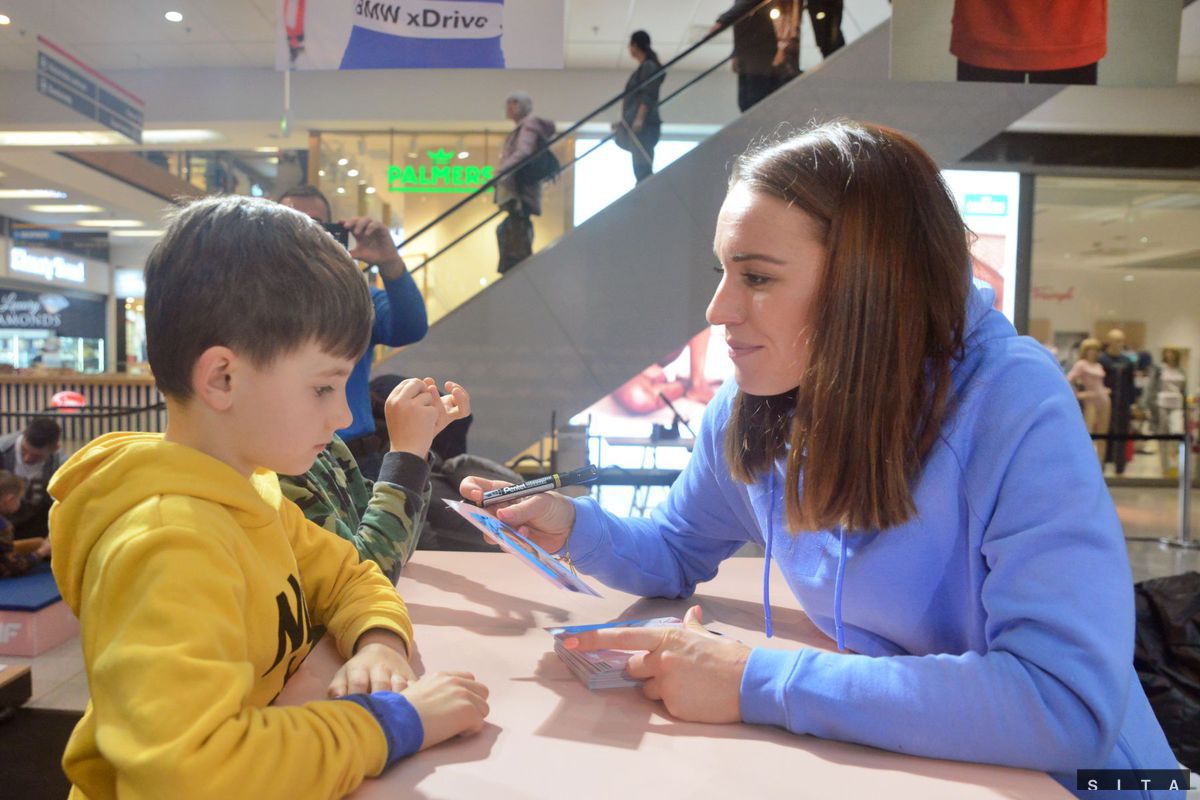 Paulína Fialková počas autogramiády v Banskej...