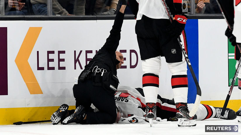 Scott Sabourin nehybne leží na ľade po zrážke s...