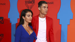 Futbalista Cristiano Ronaldo a jeho snúbenica Georgina Rodriguez (v šatách Jacquemus).