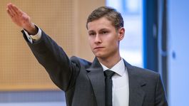 Muž obvinený zo streľby v mešite v Nórsku hajloval na súde